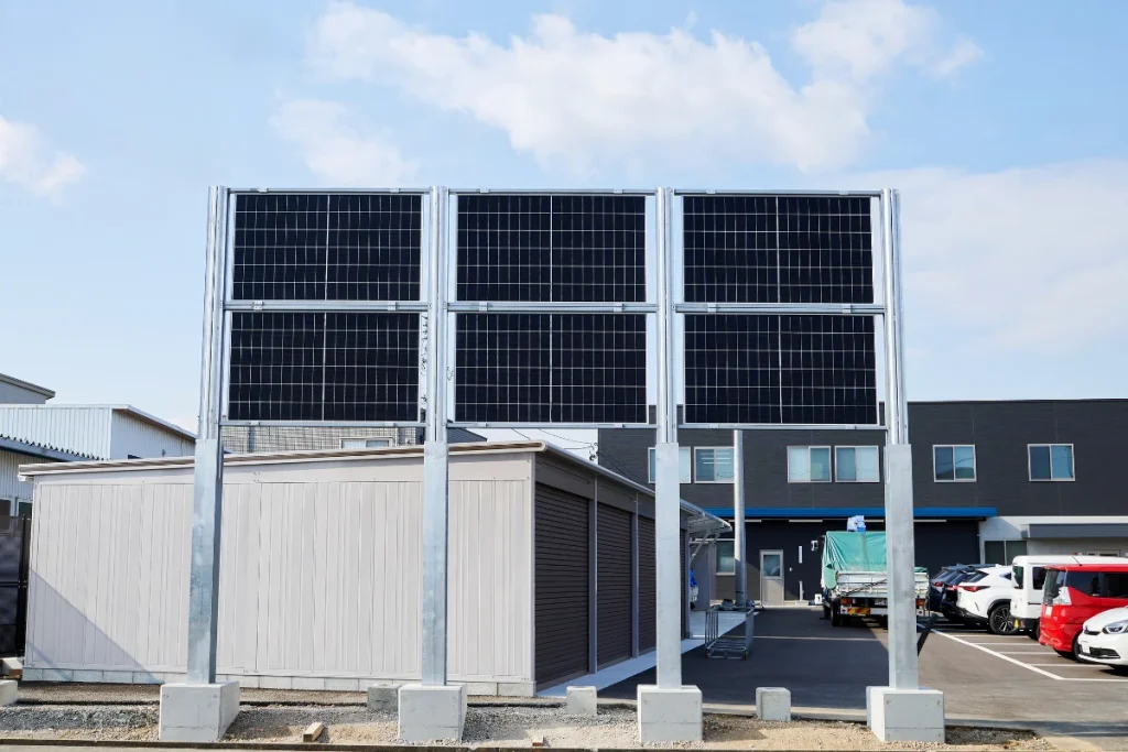 株式会社ENEUP新社屋に設置されたアップソーラー社製の垂直架台（太陽光発電）_01