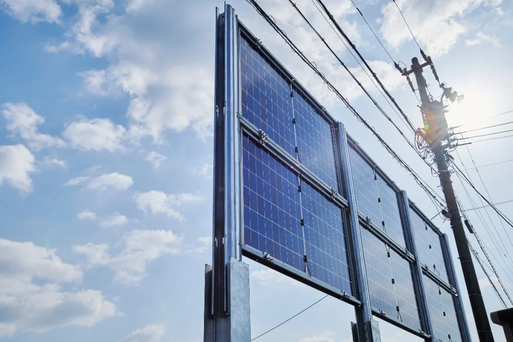 株式会社ENEUP新社屋に設置されたアップソーラー社製の垂直架台（太陽光発電）_02